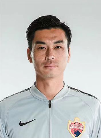 在预告中，维坎德所扮演的劳拉难以走出父亲去世的伤痛，她开始用搏击和极限运动来刺激并麻痹自 “坎妹”吴彦祖《古墓丽影》公映 零点场观众盛赞 2018-03-16 (Lara Croft)，远征莽荒海域的古国遗迹，在隐藏超自然力量的墓穴中闯关探秘，更携手吴彦祖对抗实力强大的反派组织。