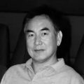 它没有停留在工艺记录层面，而是构建了一个基于蓝靂染美学的意境空间。