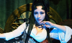 他俩身穿休闲装，甜蜜牵手秀恩爱，对镜头大方打招呼，将新婚的幸福和众人一同分享。